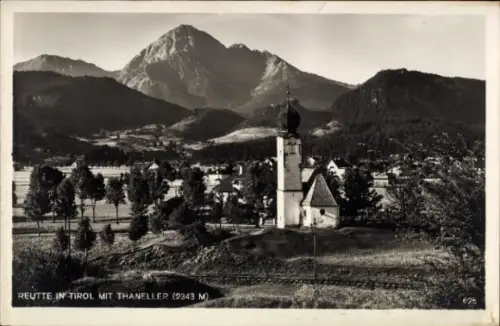 Ak Reutte in Tirol,  Thaneller Berg, Kirche, Berge, Landschaft