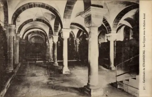 Ak Strasbourg Straßburg Elsass Bas Rhin, Cathédrale de  Krypta, Säulen, dunkler Raum