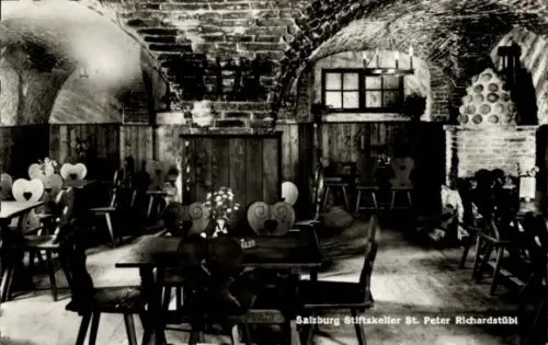 Ak Salzburg in Österreich, Stiftskeller St. Peter,  rustikale Einrichtung, Tische und Stühle