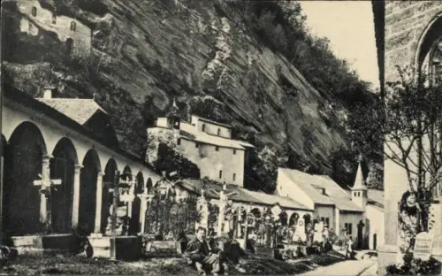 Ak Salzburg in Österreich, Friedhof mit Kreuzen, Kirche, Felsen, Bäume, Personen