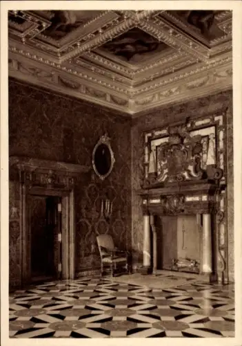 Ak Kraków Krakau Polen, Innenraum mit Kamin, Stuhl, Wandverzierung, Spiegel, Fußbodenmuster