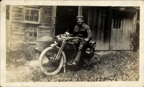 Foto Mann auf einem Motorrad mit Beiwagen