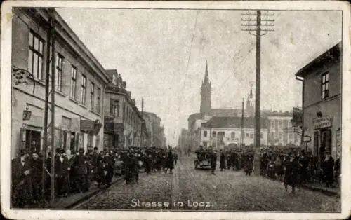 Ak Lodz Lodsch Polen, Straßenpartie, Anwohner, Kirchturm, I. WK