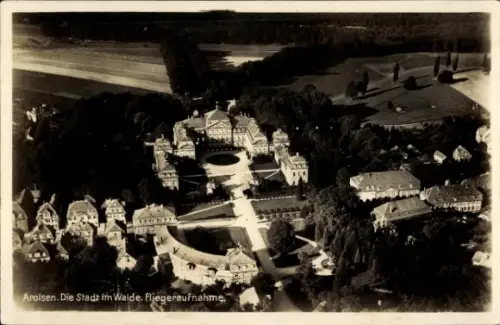 Ak Bad Arolsen in Hessen, Fliegeraufnahme, Stadt im Walde, viele Bäume, Gebäude