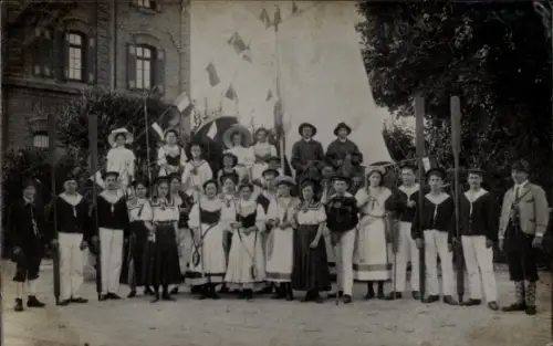Foto Ak Menschengruppe, Marinesoldaten, Frauen