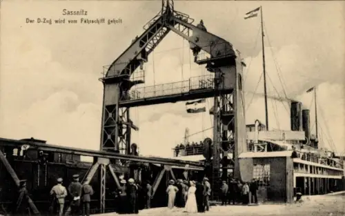 Ak Sassnitz auf Rügen, Der Zug wird vom Fährschiff geholt, Eisenbahn