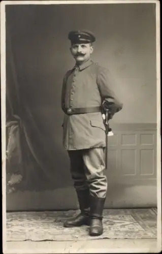 Foto Ak Deutscher Soldat in Uniform, Kriegsjahre 1916