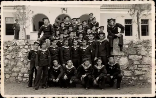 Foto Ak Kraljevska Mornarica, Jugoslawische Marine, Seeleute in Uniformen