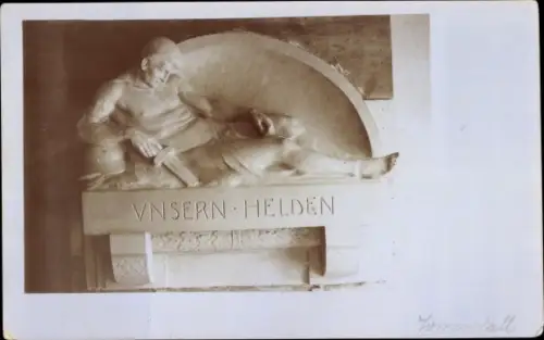 Foto Ak Blick auf ein Kriegerdenkmal, Unsern Helden