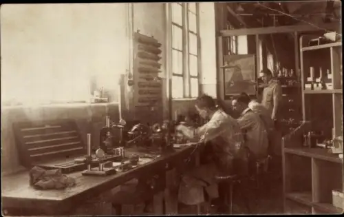 Foto Ak Schlosser bei der Arbeit, Dreherei, Schlosserei