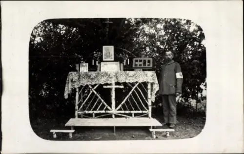 Foto Ak Altar im Feld, Sanitäter in Uniform, I WK