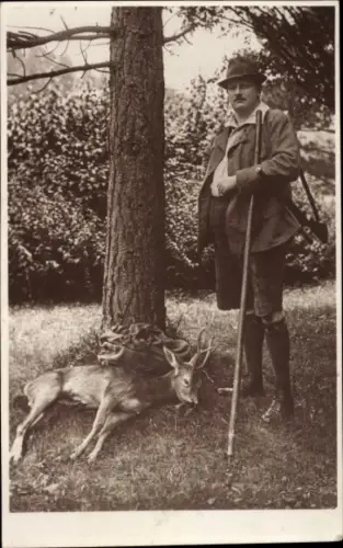 Foto Ak Jäger mit erlegtem Reh, Gewehr, Portrait