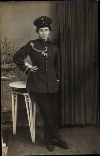 Foto Ak Frau in Uniform mit Schützenschnur und 3 Eicheln, Standportrait, I WK
