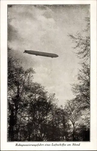 Ak Rekognoszierungsfahrt eines Luftschiffes am Abend, Zeppelin