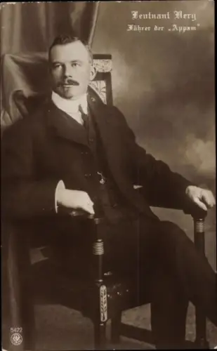 Ak Leutnant Berg, Führer der Appam, Portrait im Anzug