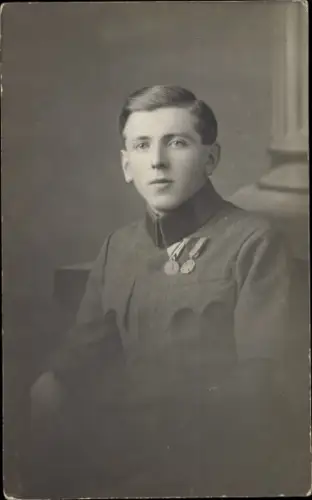Foto Ak KuK Soldat in Uniform mit Orden, Portrait