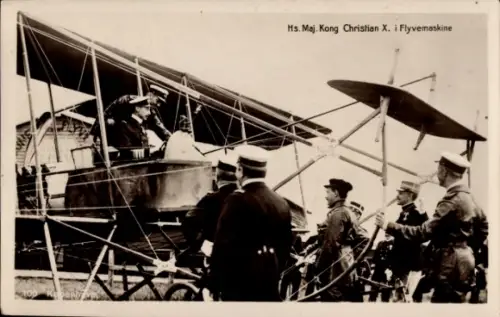 Ak Hs. Maj. Kong Christian X. i Flyvemaskine, Flugzeug