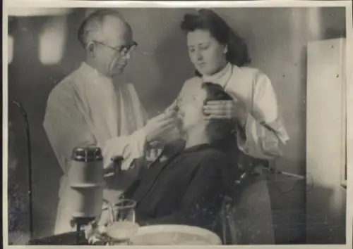 Original Foto Berlin Weißensee, Behandlung in einer Schulzahnklinik in Weißensee, um 1947
