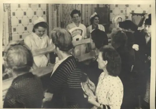 Original Foto Berlin Altglienicke, Verkaufsraum der Fleischerei Lebsa, um 1948