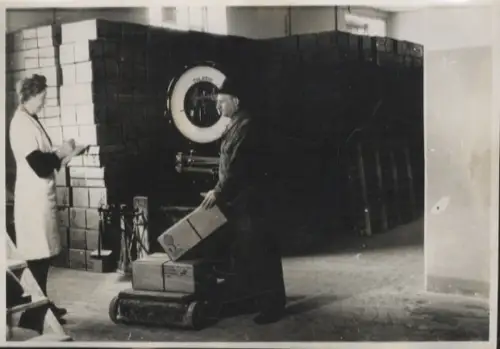 Original Foto Berlin Weißensee, Bezirksamt, Lagerhalle, um 1948