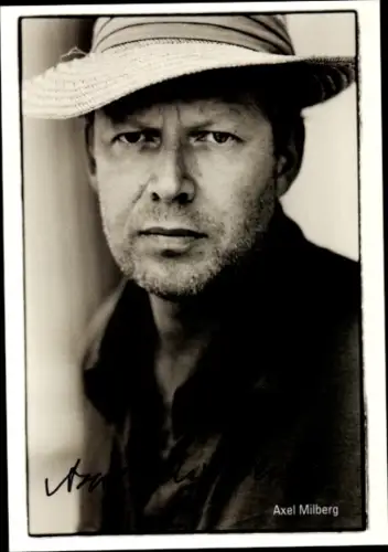 Ak Schauspieler Axel Milberg, Portrait, Autogramm, Hut