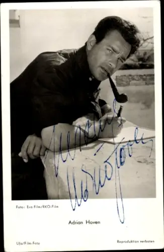 Ak Schauspieler Adrian Hoven in Solange Du lebst, Portrait mit Tabakpfeife, Autogramm