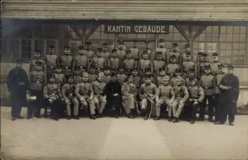 Foto Ak Sankt Pölten in Niederösterreich, kuk Soldaten in Uniform, Gruppenbild vor Kantin-Gebäude