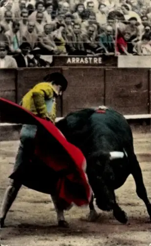Ak Stierkampf, Torero, Stier greift an