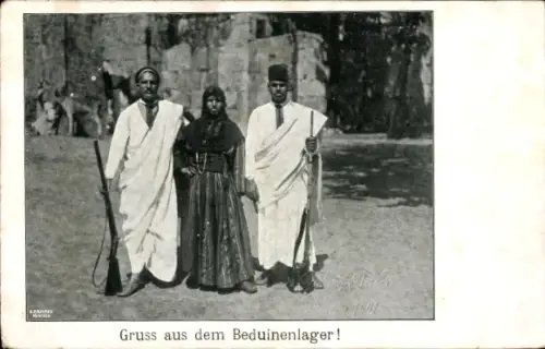 Ak Gruß aus dem Beduinenlager, Zwei Männer mit Waffen, Frau