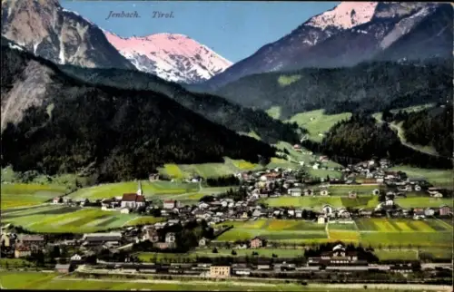 Ak Jenbach in Tirol, Berglandschaft,  verschneite Berge, grüne Wiesen, kleine Häuser