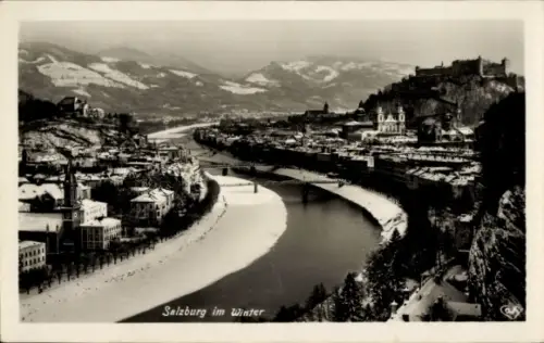 Ak Salzburg in Österreich, Salzburg im Winter, Fluss, Berge, Schnee, Stadtansicht