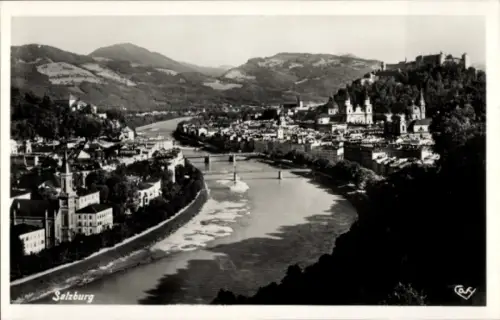 Ak Salzburg in Österreich, Flusslandschaft,  Berge, Stadtansicht, echte Photographie