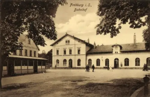 Ak Frohburg in Sachsen, Bahnhof, Straßenseite, Passanten, Gasthof Karl Berg