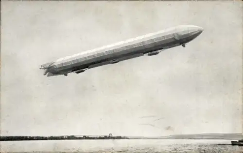 Ak Zeppelins-Luftschiff in voller Fahrt