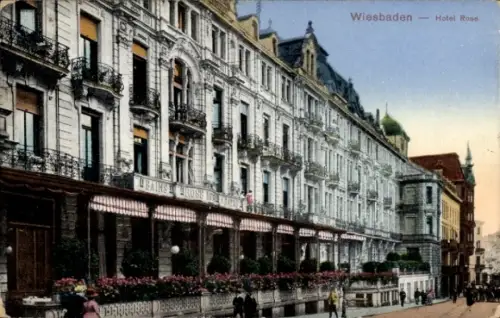 Ak Wiesbaden in Hessen, Hotel Rose,  Blumenkästen, Menschen auf der Straße