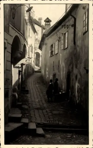 Ak Steyr in Oberösterreich, Enge Gasse, Steine, zwei Personen,  Atmosphäre