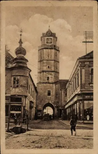 Ak Trenčín Trencsén Trentschin Slowakei, Straße, Uhrturm, Geschäfte
