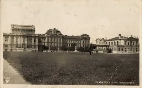Ak Mladá Boleslav Jungbunzlau Mittelböhmen, MLADÁ BOLESLAV, Gebäude, Statue, Wiese