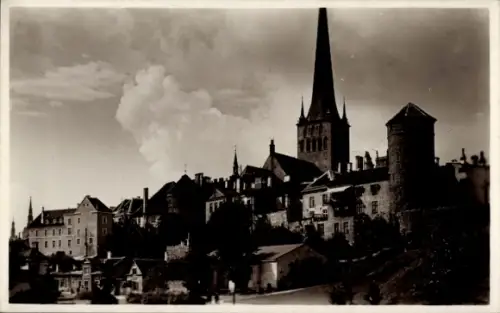 Ak Tallinn Reval Estland, Stadtansicht, hohe Kirche,  Gebäude, Wolken