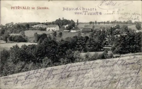 Ak Petřvald Peterswald Mährisch Schlesien, Landschaft mit Gebäuden, Wiesen, Bäumen, Text in versc