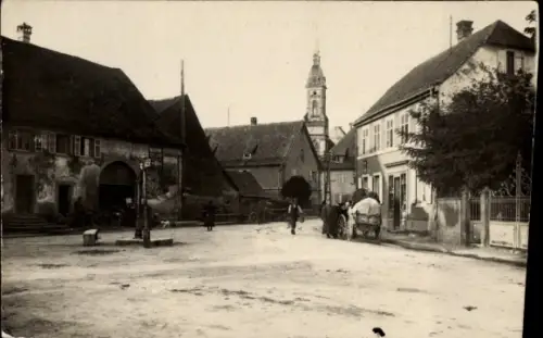 Ak Réguisheim Regisheim Elsass Haut-Rhin, Straße mit Häusern, Menschen, Pferd und Wagen, Kirchtur