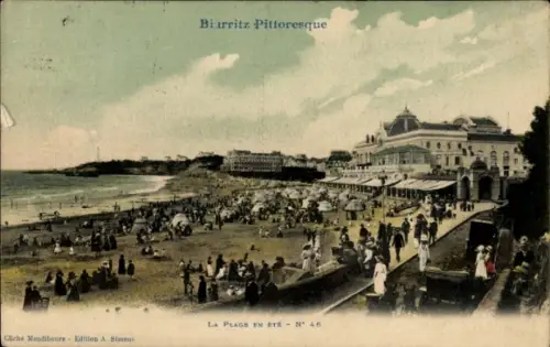 Ak Biarritz Pyrénées Atlantiques,  Strand, Sommer, Menschen, Sonnenschirme, Meer