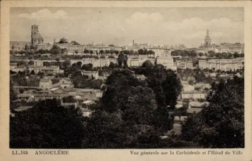 CPA Angoulême Charente, Vue generale sur la Cathedrale, Hotel de Ville