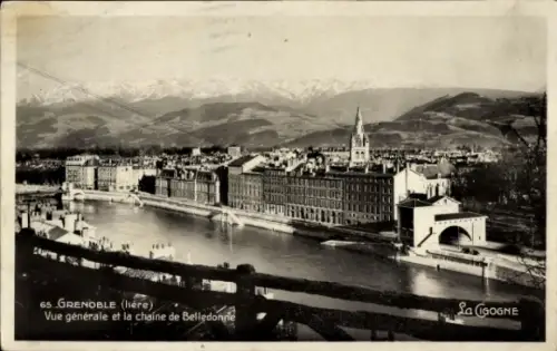Ak Grenoble Isère, Panoramablick auf  Berge im Hintergrund, Fluss,  Gebäude