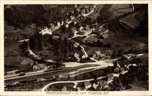 Ak Waldmichelbach Wald Michelbach im Odenwald Hessen, Luftaufnahme von  Landschaft, Gebäude, Stra