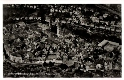 Ak Weilburg an der Lahn Hessen, Luftaufnahme von  Lahn, Flugzeugperspektive, Schwarz-Weiß