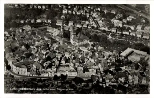 Ak Weilburg an der Lahn Hessen, Luftaufnahme von  Lahn, Häuser, Bäume, Flugzeugperspektive