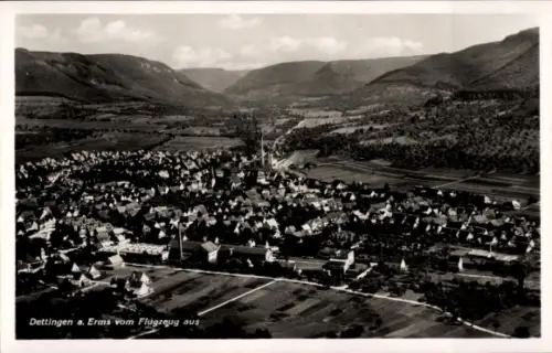 Ak Dettingen an der Erms, Luftaufnahme von  Häuser, Landschaft