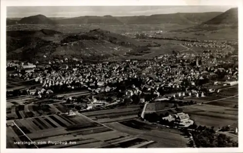 Ak Metzingen in Württemberg, Luftaufnahme von  viele Häuser, Felder, Berge im Hintergrund