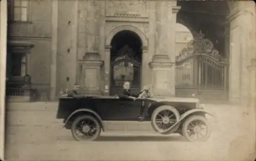 Foto Ak Berlin, Auto, Mann am Lenkrad